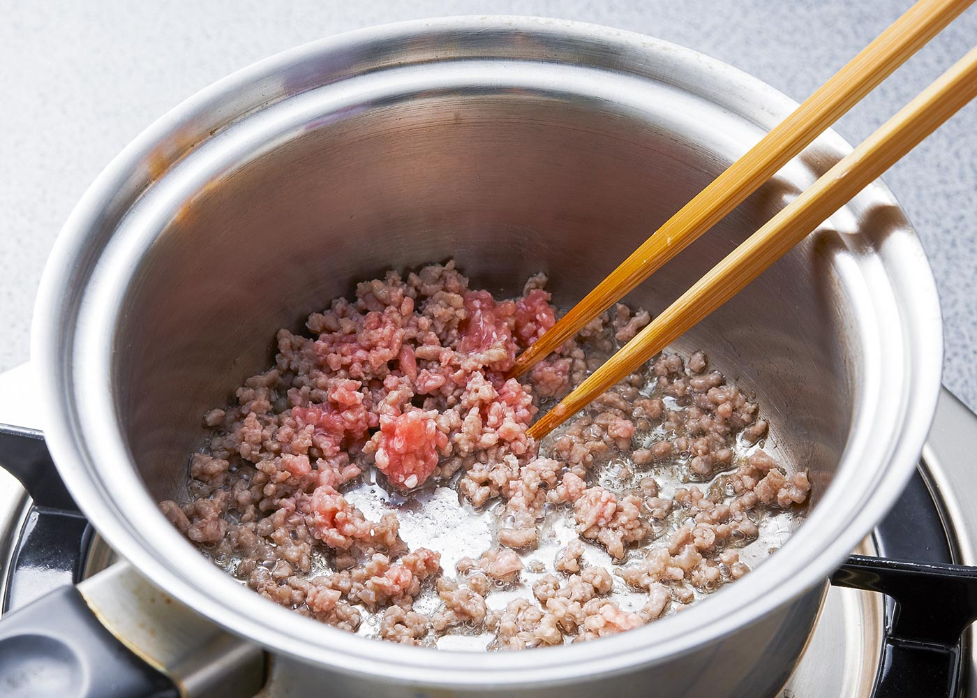 豚ひき肉は小鍋に入れ、泡立て器で混ぜながら油なしでから炒りし★、みそとおろしにんにくで調味